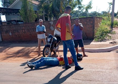 Acidente entre duas motos deixa duas pessoas feridas na manhã desta segunda-feira em Batayporã