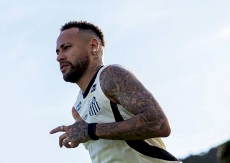 Neymar volta a treinar e ouve coro por seu nome na seleção