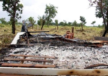 Grupo armado incendeia barracos, dá tiros e ameaça moradores em invasão