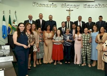 Sessão solene homenageia 12 mulheres em Nova Andradina