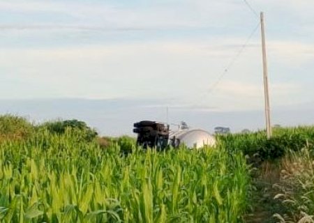 Carreta-tanque tomba na MS-480, próximo à Curva do S, em Anaurilândia