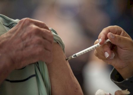 Por que manter a caderneta de vacinação em dia é essencial após os 60 anos