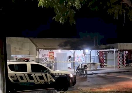 Rapaz de 24 anos é perseguido e executado a tiros em frente a bar