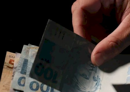 Trabalhadores nascidos em setembro e outubro recebem abono salarial